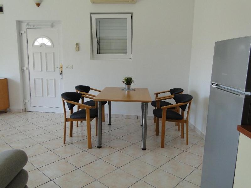 Apartmani Tepli Bok Primošten Exterior foto